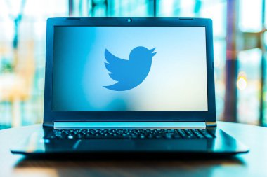 POZNAN, POL - MAR 24, 2020: Twitter 'ın logosunu gösteren dizüstü bilgisayar, bir Amerikan çevrimiçi mikroblog ve sosyal ağ hizmeti