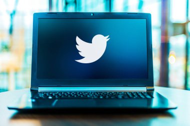 POZNAN, POL - MAR 24, 2020: Twitter 'ın logosunu gösteren dizüstü bilgisayar, bir Amerikan çevrimiçi mikroblog ve sosyal ağ hizmeti