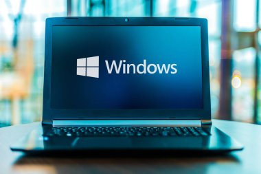 POZNAN, POL - MAR 24, 2020: Windows 'un logosu, Microsoft tarafından geliştirilen, pazarlanan ve satılan çeşitli grafiksel işletim sistemi ailelerinden oluşan bir dizüstü bilgisayar