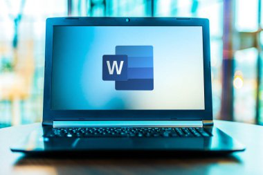 POZNAN, POL - MAR 24, 2020: Microsoft Word 'ün bir kelime işlemcisi olan Microsoft Word' ün logosunu gösteren dizüstü bilgisayar