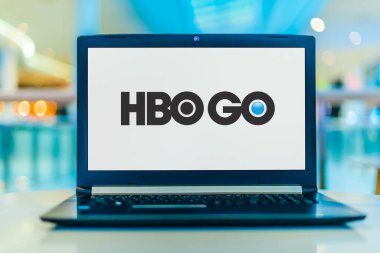 POZNAN, POL - MAR 26, 2020: HBO Go 'nun logosunu gösteren dizüstü bilgisayar, Amerikan premium kablo ağı HBO tarafından her yerde sunulan bir TV hizmeti