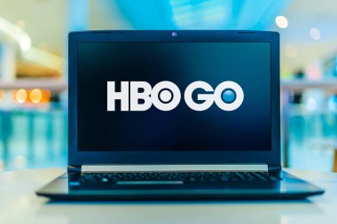 POZNAN, POL - MAR 26, 2020: HBO Go 'nun logosunu gösteren dizüstü bilgisayar, Amerikan premium kablo ağı HBO tarafından her yerde sunulan bir TV hizmeti