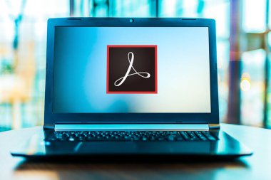 POZNAN, POL - MAR 24, 2020: Adobe Acrobat 'ın amblemini gösteren dizüstü bilgisayar, Adobe Inc..