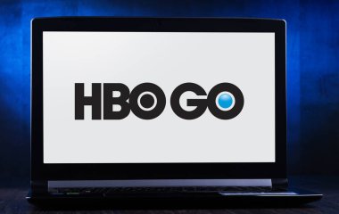 POZNAN, POL - MAR 26, 2020: HBO Go 'nun logosunu gösteren dizüstü bilgisayar, Amerikan premium kablo ağı HBO tarafından her yerde sunulan bir TV hizmeti