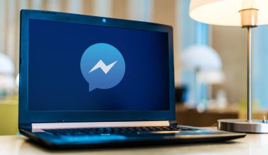 POZNAN, POL - 30 Ocak 2020: Facebook Messenger 'ın logosunu gösteren dizüstü bilgisayar