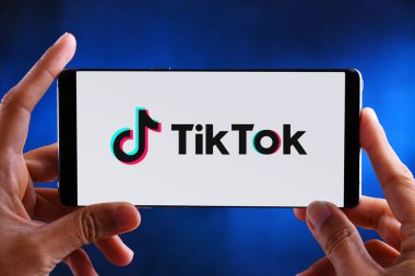 POZNAN, POL - 19 Şubat 2020: ByteDance 'e ait bir Çin video paylaşım sosyal ağ servisi olan TikTok' un akıllı telefon logosunu gösteren eller