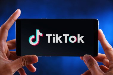 POZNAN, POL - 19 Şubat 2020: ByteDance 'e ait bir Çin video paylaşım sosyal ağ servisi olan TikTok' un akıllı telefon logosunu gösteren eller