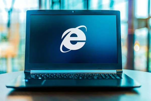 Poznan Pol Mar 2020 Laptop Komputer Wyświetlający Logo Internet Explorer — Zdjęcie stockowe