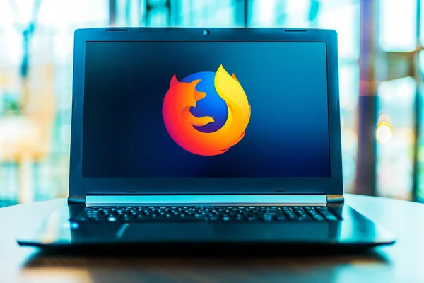 Poznan Pol 2020年3月24日 Firefoxのロゴが表示されるノートパソコン 無料でオープンソースのWebブラウザ — ストック写真