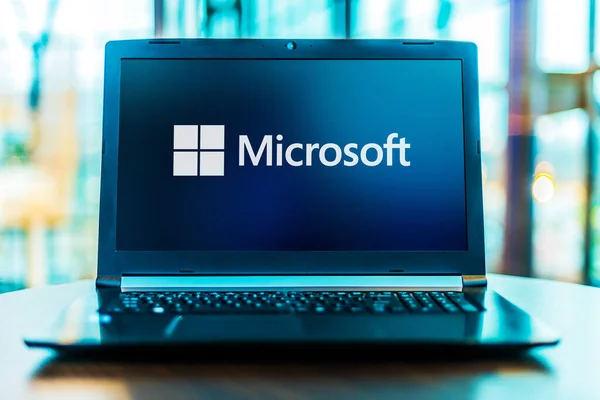 Poznan Pol Mar 2020 Computer Portatile Che Mostra Logo Microsoft — Foto Stock