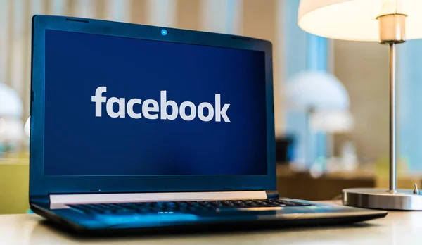 Poznan Pol 2020年1月30日 カリフォルニア州メンロパークに拠点を置くアメリカのオンラインソーシャルメディアおよびソーシャルネットワーキングサービス会社Facebookのロゴを表示するラップトップコンピュータ — ストック写真