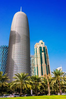 Doha, Katar - 25 Şubat 2020: Doha, Katar şehir merkezinin modern iş mimarisi