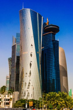 Doha, Katar - 25 Şubat 2020: Doha, Katar şehir merkezinin modern iş mimarisi