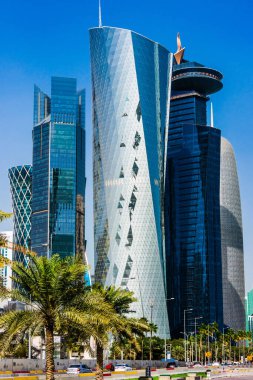 Doha, Katar - 25 Şubat 2020: Doha, Katar şehir merkezinin modern iş mimarisi
