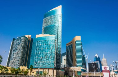 Doha, Katar - 25 Şubat 2020: Doha, Katar şehir merkezinin modern iş mimarisi