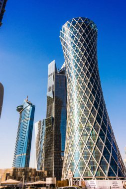 Doha, Katar - 25 Şubat 2020: Doha, Katar şehir merkezinin modern iş mimarisi
