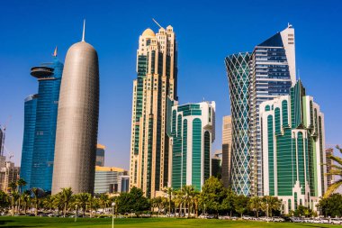 Doha, Katar - 25 Şubat 2020: Doha, Katar şehir merkezinin modern iş mimarisi