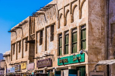 Doha, Katar - 27 Şubat 2020: Katar 'ın Doha kentinde popüler turizm merkezi Souq Waqif' in geleneksel mimarisi