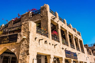 Doha, Katar - 27 Şubat 2020: Katar 'ın Doha kentinde popüler turizm merkezi Souq Waqif' in geleneksel mimarisi