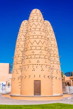 DOHA, Katar - 28 Şubat 2020: Katara Kültür Köyü 'ndeki Katara Camii önündeki Güvercin Kuleleri, Katar' ın Doha kentindeki popüler turizm beldesi