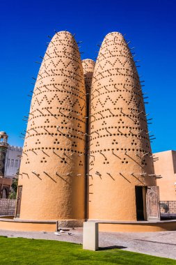 DOHA, Katar - 28 Şubat 2020: Katara Kültür Köyü 'ndeki Katara Camii önündeki Güvercin Kuleleri, Katar' ın Doha kentindeki popüler turizm beldesi