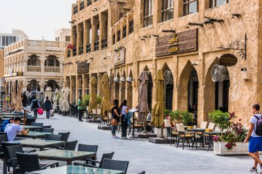 DOHA, Katar - 26 Şubat 2020: Katar 'ın Doha kentinde popüler turizm beldesi Souq Waqif' in geleneksel mimarisi