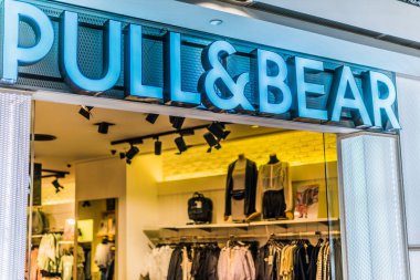 SINGAPORE - MAR 5, 2020: Singapur 'daki Take & Bear mağazasının ön girişi