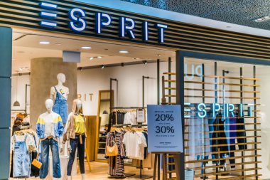 SINGAPORE - MAR 5, 2020: Singapur 'daki Esprit mağazasının ön girişi