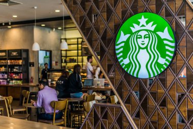Singapur - 7 Mart 2020: Singapur 'daki Changi Havalimanı' ndaki Starbucks Kafe