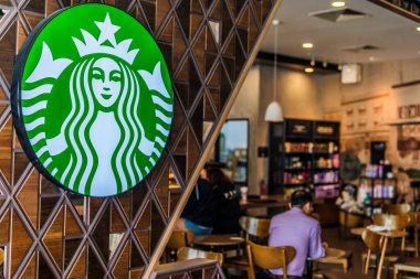 Singapur - 7 Mart 2020: Singapur 'daki Changi Havalimanı' ndaki Starbucks Kafe
