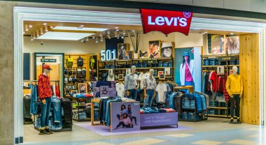 SINGAPORE - MAR 5, 2020: Singapur 'daki Levis mağazasının ön girişi