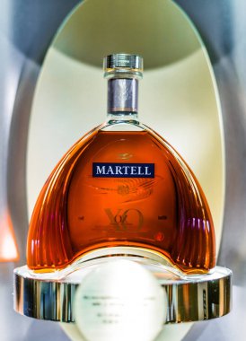 SINGAPORE - MAR 7, 2020: Bir şişe Martell Cognac, 1715 yılında Fransız şarap ve alkol konsolosu Pernod-Ricard 'ın sahibi olduğu bir marka..