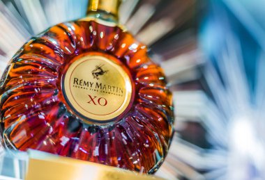 SINGAPORE - 7 MAR 2020: bir şişe Remy Martin, Konyak Güzel Şampanya üzerine uzmanlaşmış bir marka.