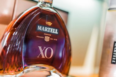 SINGAPORE - MAR 7, 2020: Bir şişe Martell Cognac, 1715 yılında Fransız şarap ve alkol konsolosu Pernod-Ricard 'ın sahibi olduğu bir marka..