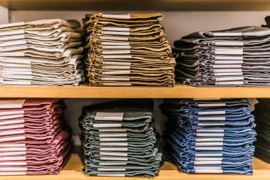 Giysi ürünleri bir giyim mağazasının rafında..