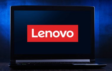 POZNAN, POL - 24 MAR 2020: Pekin, Çin merkezli çok uluslu teknoloji şirketi Lenovo 'nun logosunu gösteren dizüstü bilgisayar