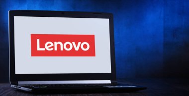 POZNAN, POL - 24 MAR 2020: Pekin, Çin merkezli çok uluslu teknoloji şirketi Lenovo 'nun logosunu gösteren dizüstü bilgisayar