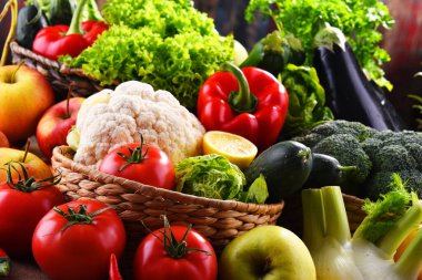 Çeşitli organik sebzeler ve meyvelerle kompozisyon