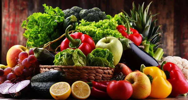 各种有机蔬菜和水果的成分 — 图库照片