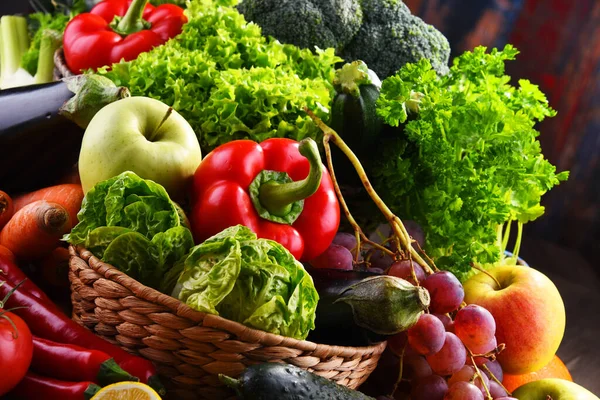 Sammansättning Med Diverse Ekologiska Grönsaker Och Frukter — Stockfoto