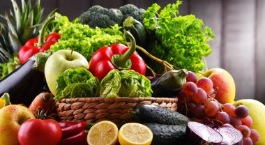 Çeşitli organik sebzeler ve meyvelerle kompozisyon.