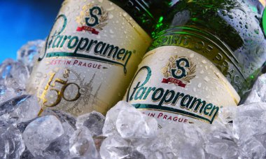 POZNAN, POL - 7 APR 2020 Staropramen şişeleri, Staropramen Bira Fabrikasının amiral gemisi. Molson Coors 'un sahibi olduğu ve Prag' da bulunan şirket Çek Cumhuriyeti 'nin en büyük ikinci bira fabrikası..
