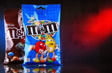 POZNAN, POL - 7 APR 2020: M & M 's paketleri, Mars Anonim Şirketi tarafından üretilen çok renkli düğme şekilli çikolatalar