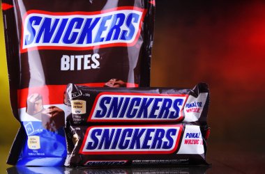 POZNAN, POL - 7 APR 2020: Snickers marka çikolatalar, Amerikan markası Mars tarafından üretilen şekerleme ürünleri markası