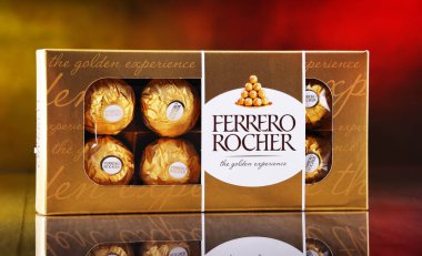POZNAN, POL - 7 APR 2020: İtalyan çikolata üreticisi Ferrero SpA tarafından üretilen bir kutu Ferrero Rocher premium çikolata, yılda yaklaşık 3,6 milyar ülkede satılmaktadır.