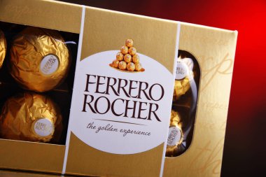 POZNAN, POL - 7 APR 2020: İtalyan çikolata üreticisi Ferrero SpA tarafından üretilen bir kutu Ferrero Rocher premium çikolata, yılda yaklaşık 3,6 milyar ülkede satılmaktadır.