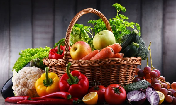 Склад Різноманітними Органічними Овочами Фруктами — стокове фото