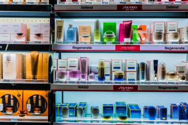 Singapur - 5 Mart 2020: Sephora mağazasındaki bir mağaza rafında kozmetik ve cilt ürünleri, Fransa 'nın çok uluslu kişisel bakım ve güzellik mağazaları zinciri