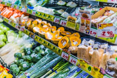 SINGAPORE - MAR 3, 2020: Bir süpermarkette satışa sunulan gıda ürünlerinin çeşitliliği