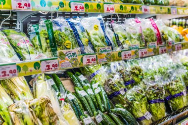 SINGAPORE - MAR 3, 2020: Bir süpermarkette satışa sunulan gıda ürünlerinin çeşitliliği